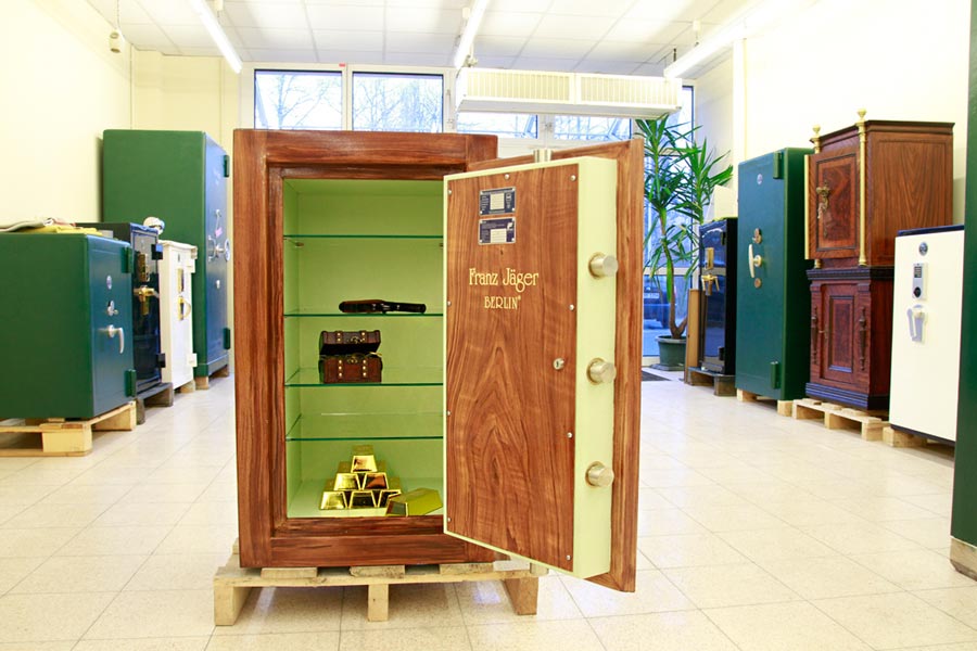 Offener Franz Jäger Berlin Tresor mit Holzfurnier, Glasböden und Goldbarren